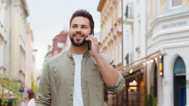 Ritratto Turista Uomo Che Una Conversazione Remota Comunicare Parlando Smartphone — Video Stock