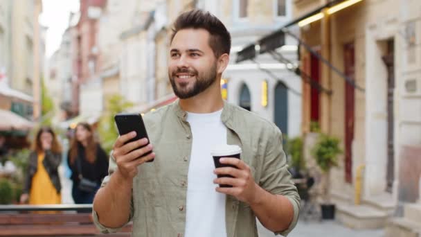 Ευτυχισμένος Χαμογελαστός Άνθρωπος Χρήση Smartphone Πληκτρολογώντας Μηνύματα Κειμένου Περιήγηση Στο — Αρχείο Βίντεο