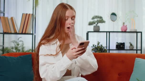 Ευτυχής Έφηβος Κορίτσι Χρησιμοποιούν Κινητό Smartphone Πληκτρολογώντας Περιήγηση Wow Ναι — Αρχείο Βίντεο