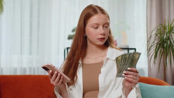 Aile Bütçesi Planlamak Gülümseyen Genç Kız Nakit Para Sayıyor Akıllı — Stok video