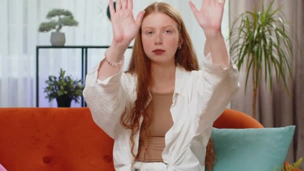 Zatrzymaj Gest Wściekła Nastolatka Ruda Dziewczyna Mówi Nie Trzymać Dłoni — Wideo stockowe