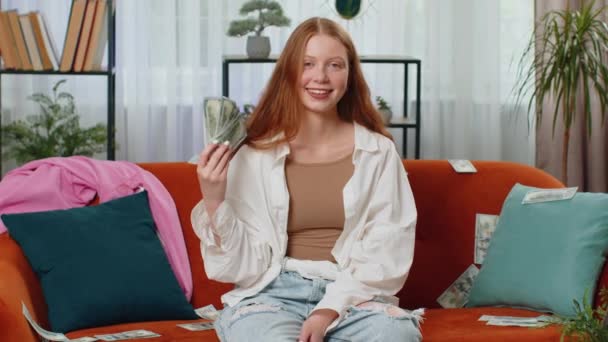 Ευτυχισμένος Πλούσιος Επιχειρηματίας Έφηβος Κόκκινα Μαλλιά Κορίτσι Παιδί Ευθυμία Υψηλά — Αρχείο Βίντεο