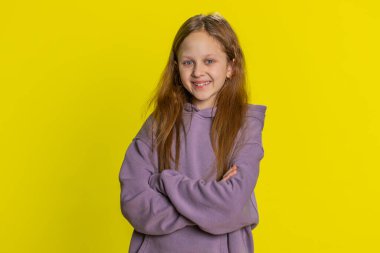 Genç ve mutlu bir kızın portresi. Mutlu bir gülümseme. Mutlu bir gülümseme. Sarı arka planda izole edilmiş genç sevimli çocuklar.