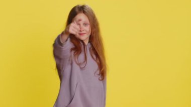 Ara beni, bu iletişim numarası. Çocukluk çağındaki çocuk kameraya bakıyor telefon jesti yapıyor, sohbet etmek istiyor. Çevrimiçi yardım hattı teklif reklamı. Sarı arka plandaki çocuklar