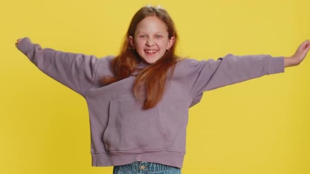 若い19歳の少女が叫び ジェスチャーで拳を上げ 成功を祝い 誕生日 宝くじのジャックポットの目標達成を祝った 黄色の背景に孤立した小さなかわいい子供たち — ストック動画