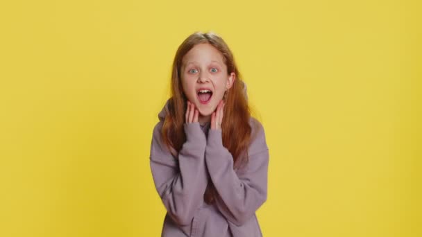 Mój Boże Wow Młody Nastolatek Dziewczynka Dziecko Patrząc Zaskoczony Aparatem — Wideo stockowe