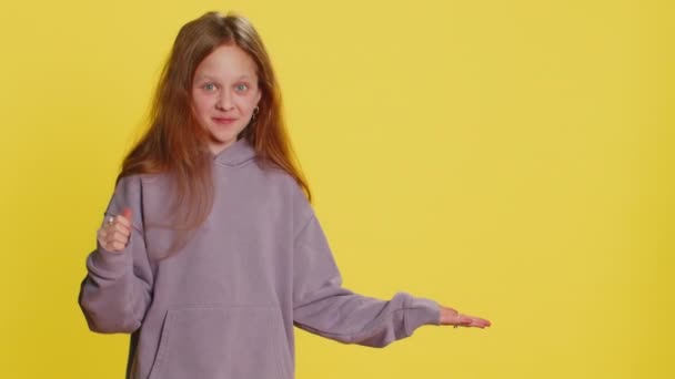 Preteen Child Girl Kid Showing Thumbs Pointing Right Empty Place — Stock Video