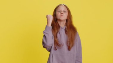 Saldırgan, genç kız çocuk kameraya karşı dövüşmeye çalışıyor, yumruk tokalaşıyor, ifadeyle boks yapıyor, cezalandırıyor, tehdit ediyor, taciz ediyor, öfkeden kuduruyor. Sarı arkaplanda izole edilmiş çocuklar