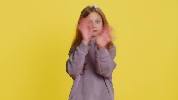 これを見たくない ひどい 恐ろしい衝撃を受けた子供の少女は 停止ジェスチャーを示す手で目を閉じ 混乱した恥ずかしがり屋は見ることを拒否しました 黄色の背景に孤立したティーン子供 — ストック動画