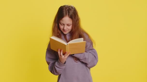 Glad Avslappnad Leende Preteen Barn Flicka Unge Läser Roliga Intressanta — Stockvideo