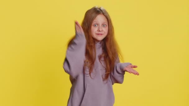 Dziecko Dziewczynka Podnosi Ręce Pytając Dlaczego Przyczyną Niepowodzenia Wykazując Niedowierzanie — Wideo stockowe