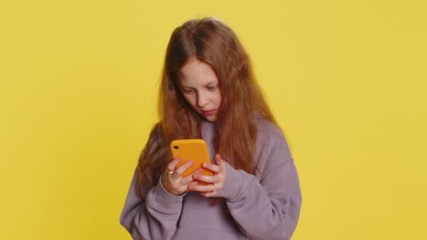 Genç Kız Çocuk Cep Telefonuyla Yazı Yazarak Vay Canına Harika — Stok video