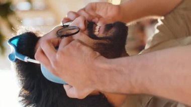 Kablosuz kulaklık takan mutlu Hintli genç adamın profili dışarıda dans eden enerjik disko rock 'n roll müziği dinliyor. Şehirdeki Sunshine Sokağı 'nda duran adam. Dikey