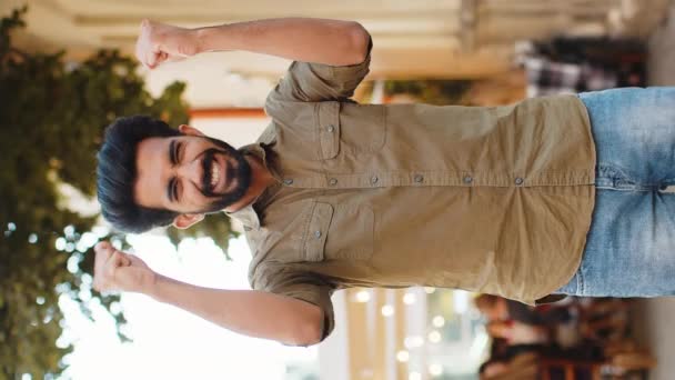 Szakállas Fiatal Felnőtt Arab Férfi Kiabál Ünnepli Siker Győzelem Cél — Stock videók