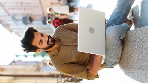 Indianin Freelancer Pracuje Online Odległej Pracy Laptopem Siedzi Mieście Ulicy — Wideo stockowe