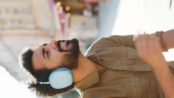 Gelukkig Ontspannen Dolblij Indiaanse Volwassen Man Draadloze Hoofdtelefoon Kiezen Luisteren — Stockvideo