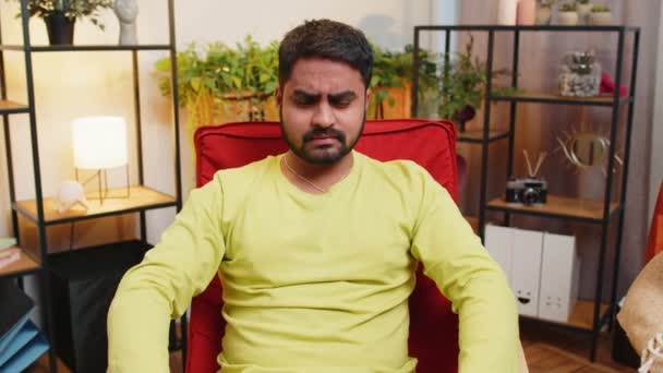 Привіт Суворий Нещасний Індійський Чоловік Вказує Пальцем Камеру Виглядає Сердитим — стокове відео