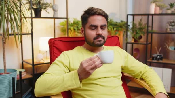 Ελκυστικό Χαμόγελο Ινδός Άνθρωπος Πίνοντας Ένα Φλιτζάνι Ζεστό Καφέ Τσάι — Αρχείο Βίντεο
