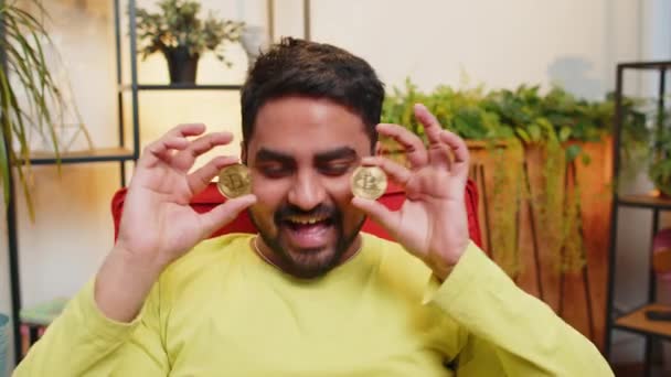 Hombre Indio Freelancer Sosteniendo Dos Monedas Oro Programador Desarrollador Exitoso — Vídeos de Stock