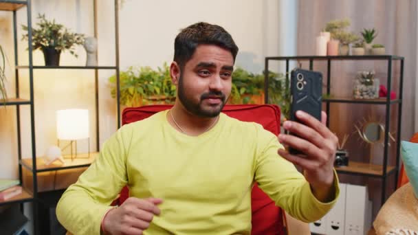 Щасливий Індійський Блогер Бере Селфі Смартфон Спілкується Відеодзвінком Онлайн Абонентами — стокове відео
