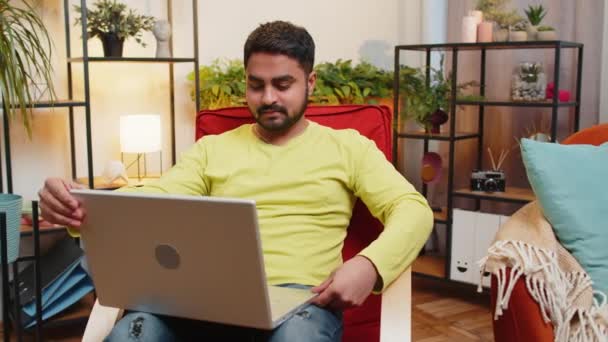 Hombre Indio Freelancer Abre Portátil Empezar Trabajar Cuaderno Envía Mensajes — Vídeos de Stock