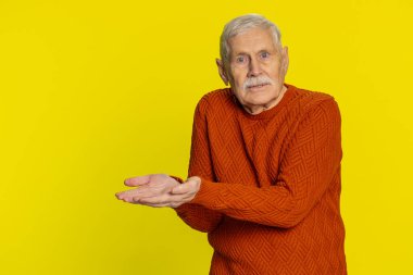 Kıdemli yaşlı adam, başarısızlığın nedenini sorarak, sorunlarla ilgili asabiyet göstererek, sosyal medyada yaygınlaşarak, hayat mücadelesiyle alay ederek, basit işleri sebepsiz yere zorlaştıran insanlarla neden alay ediyor?