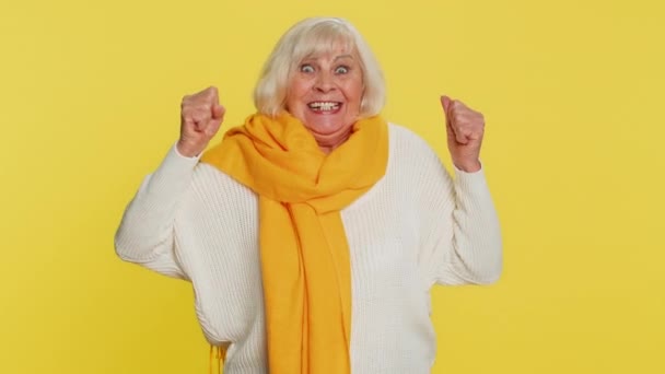 Szczęśliwa Radosna Starsza Kobieta Świętująca Zwycięstwo Wygrana Urodziny Loteria Jackpot — Wideo stockowe