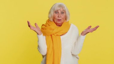 - Ne? - Neden? Öfkeli yaşlı bir kadın öfkeli bir ifadeyle el kaldırıyor, sorunların güvensizlik göstergesi olarak başarısızlığın nedenini soruyor. Yaşlı büyükanne sarı arka planda izole edilmiş.