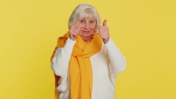 Przykład Starsza Kobieta Podnosi Kciuki Górę Zgadza Się Czymś Daje — Wideo stockowe