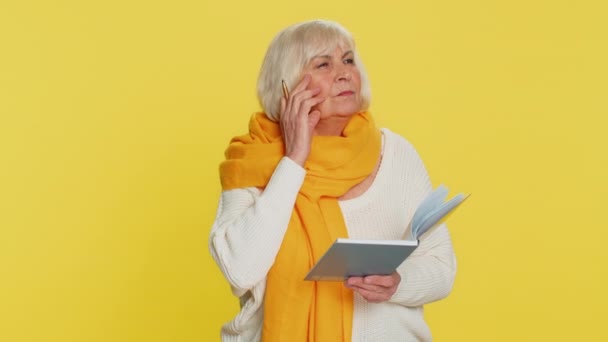 Στοχαστική Δημοσιογράφος Ηλικιωμένη Γυναίκα Κρατώντας Σημειώσεις Γράφοντας Σκέψεις Στυλό Σημειωματάριο — Αρχείο Βίντεο