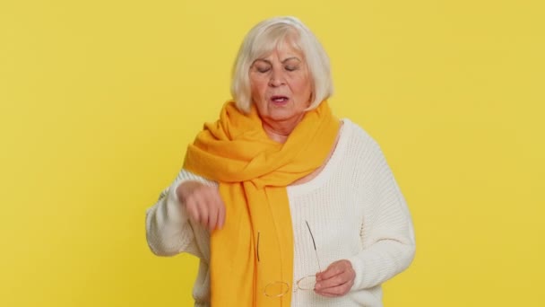 Erschöpft Nimmt Eine Ältere Frau Die Brille Spürt Augenschmerzen Ist — Stockvideo