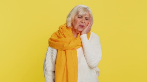 Problemy Zębami Starsza Kobieta Dotykająca Policzka Zamykająca Oczy Ekspresją Okropnego — Wideo stockowe