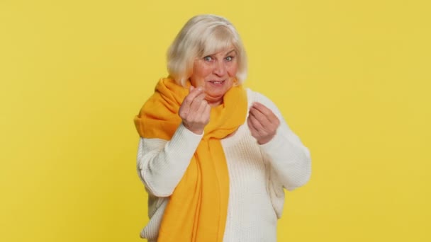 Starsza Kobieta Pokazuje Marnowanie Rzucając Pieniądze Wokół Więcej Wskazówek Duży — Wideo stockowe