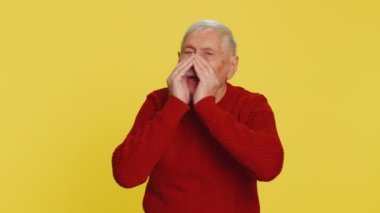 Sırlarımı sakla, sessiz ol. Kıdemli yaşlı adam el ele tutuşup dedikoduları fısıldıyor. Dedikoduları paylaşıyor, sessiz. Yaşlı büyükbaba emekli, sarı arka planda ilginç, gizli bir hikaye anlatıyor.