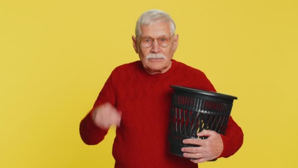 Senior Old Man Taking Throwing Out Glasses Bin Medical Vision — Stock Video