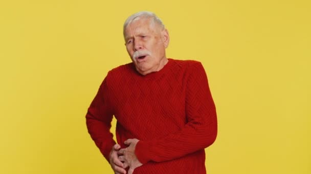 Karaciğer Böbrek Ağrısı Hasta Yaşlı Bir Adam Mide Ağrısı Çekiyor — Stok video