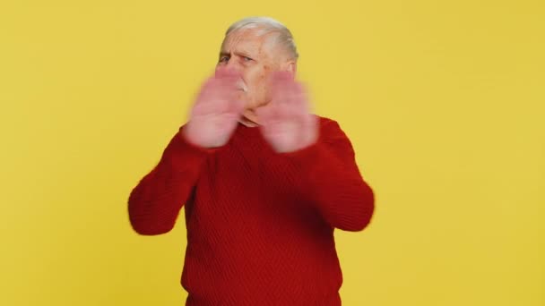 Нічого Скажу Наляканий Старший Чоловік Закриваючи Рот Руками Дивлячись Залякані — стокове відео