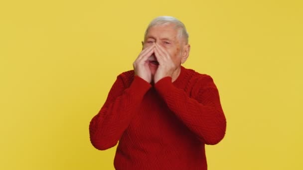Mijn Geheimen Bewaren Zwijgen Oudere Oude Man Fluistert Geruchten Die — Stockvideo