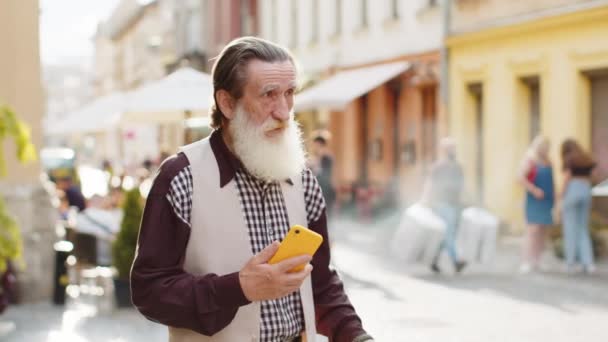 Turista Viajero Barbudo Hombre Mayor Utilizando Teléfono Inteligente Escribir Mensajes — Vídeos de Stock