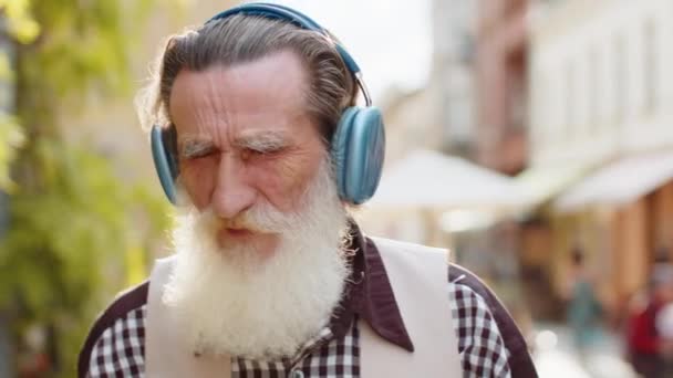 Χαλαρός Χαρούμενος Περιχαρής Γενειοφόρος Ηλικιωμένος Ασύρματα Ακουστικά Επιλέγοντας Ακούγοντας Αγαπημένο — Αρχείο Βίντεο