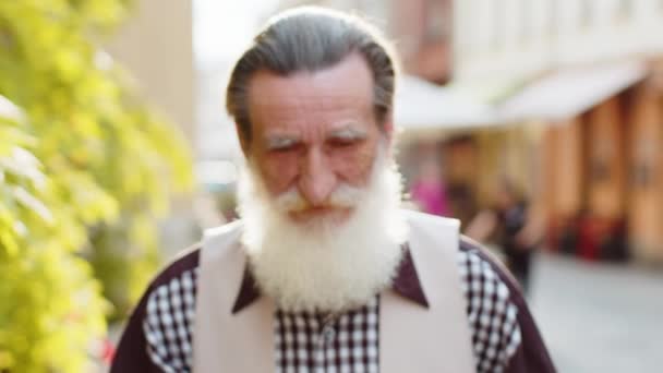 Retrato Feliz Barbudo Anciano Anciano Sonriendo Amigable Expresión Alegre Mirando — Vídeo de stock