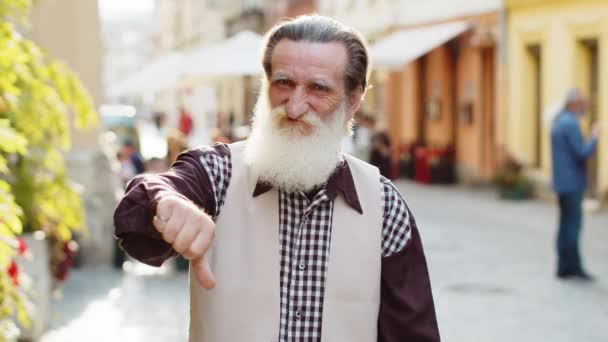 Gusta Anciano Barbudo Trastornado Mostrando Gesto Los Pulgares Hacia Abajo — Vídeos de Stock
