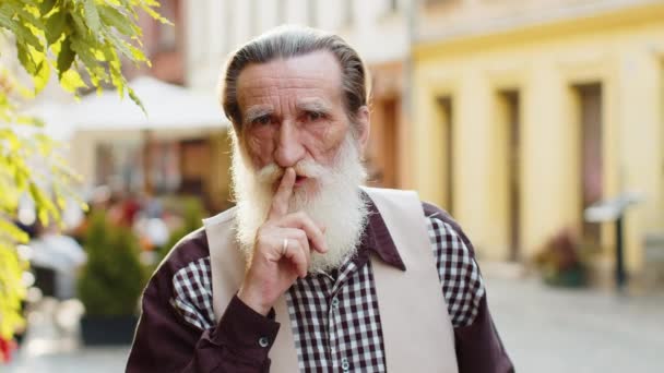 Тихо Пожалуйста Бородатый Пожилой Человек Прижимает Указательный Палец Губам Делает — стоковое видео