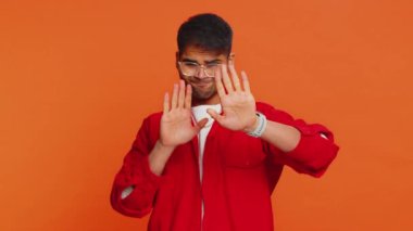 Buna bakmak istemiyorum, çok kötü. Hintli Hintli adamın elleriyle gözlerini kapamasından korktum. Durma hareketi gösteriyordu. Kafası karışmıştı. İzlemekten korkmuştu. Turuncu arka planda izole Arap genç adam