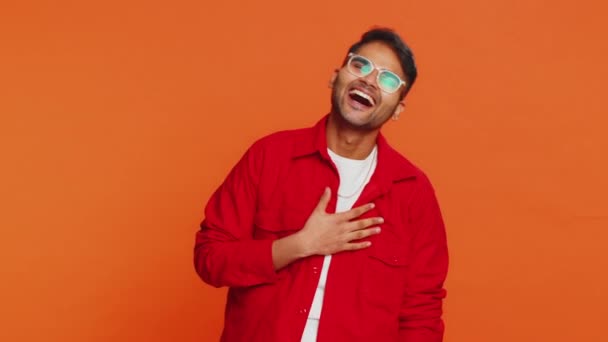 Щасливий Індійський Молодий Чоловік Сміється Голосно Почувши Смішний Анекдот Реакцію — стокове відео