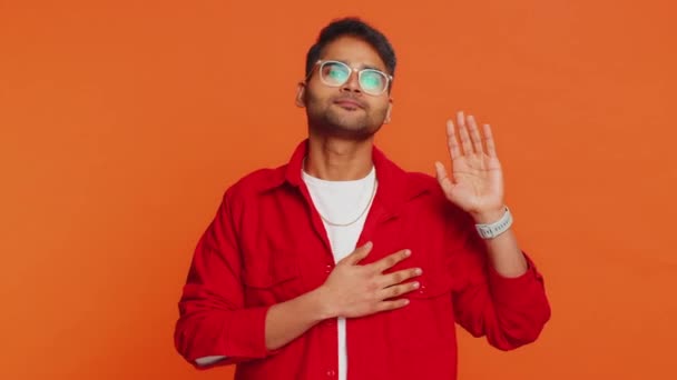 Swear Honest Sincere Responsible Indian Man Raising Hand Take Oath — Stock Video