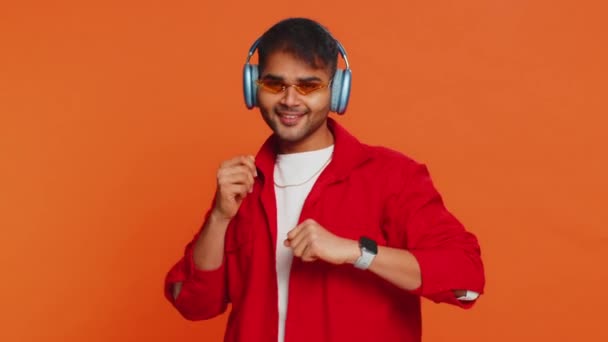 Güneş Gözlüklü Mutlu Hintli Adam Kulaklıkla Müzik Dinliyor Disko Dansı — Stok video