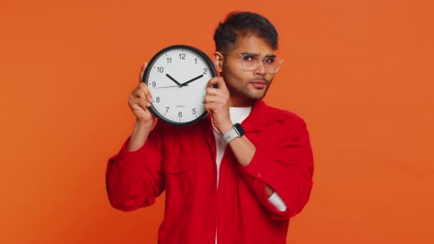Hombre Indio Estricto Serio Que Sostiene Reloj Oficina Escondido Detrás — Vídeos de Stock