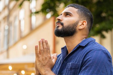 Sakallı dindar bir adamın portresi. Tanrı 'ya gözleri kapalı dua eden, dışarıda kutsama, yardım ve af dileyen bir adam. Şehrin güneşli caddesinde el sıkışan yetişkin bir adam şans diliyor. Kasaba yaşam tarzı
