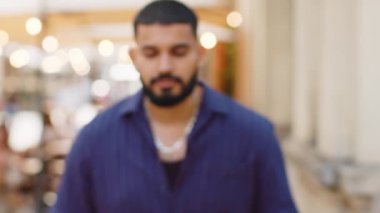 Mutlu sakallı Hintli adamın portresi güler yüzlü, kameraya bakan mutlu yüz hayal kuran, dinlenen, rahatlayan, dışarıda iyi haberler veren. Şehir Güneşi Sokağı arka planındaki adam